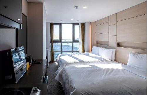 Griffinbay Hotel Room Type - Deluxe Twin Room with Sea View
