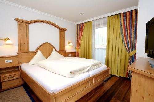 1 king bed, 1 sofa bed