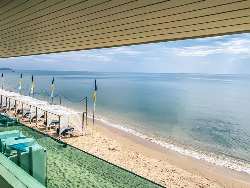 Maldives Beach Resort in Leam Sadej Beach