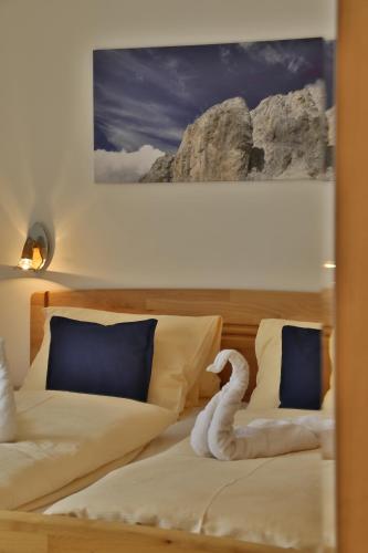1 king bed, 1 bunk bed, 1 sofa bed