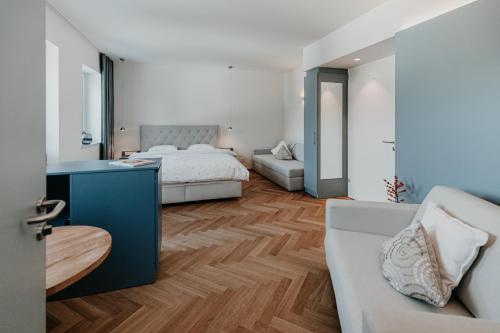1 queen bed, 1 sofa bed