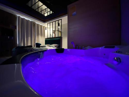 Karstais baseins, Capsule Egypte - Jacuzzi - Sauna - Billard - Netflix & Home cinéma - Nintendo switch & jeu - (Capsule Egypte - Jacuzzi - Sauna - Billard - Netflix & Home cinema - Nintendo switch & jeu -) in Ennetieres-en-Weppes (Nord-Pas-de-Calais)