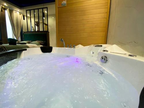 Karstais baseins, Capsule Egypte - Jacuzzi - Sauna - Billard - Netflix & Home cinéma - Nintendo switch & jeu - (Capsule Egypte - Jacuzzi - Sauna - Billard - Netflix & Home cinema - Nintendo switch & jeu -) in Ennetieres-en-Weppes (Nord-Pas-de-Calais)