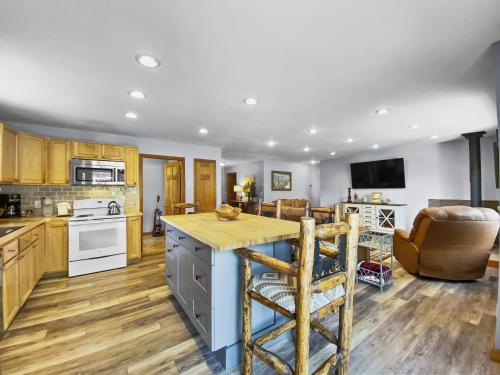 Kitchen, Moose Trail Retreat home in Blue River