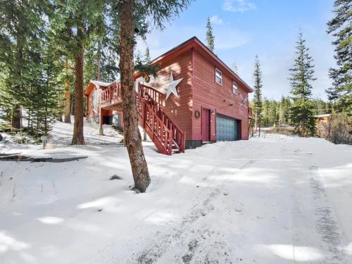 Exterior view, Moose Trail Retreat home in Blue River