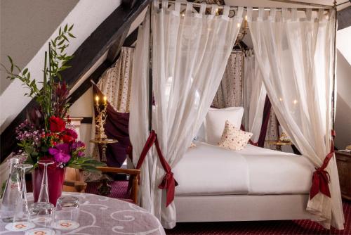 Deluxe Room with Four-Poster Bed (2 Adults)