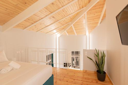 Dimi Luxurious Suites - image 13
