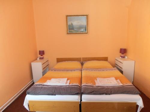 2 twin beds