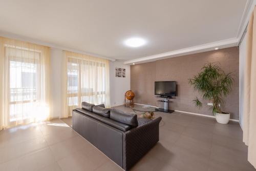 2 Level House\3 Bedroom\2Bath\Dinning room\Terrace