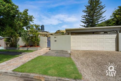 Amalfi Waterfront 4 Bedroom Home with Plunge Pool - QStay