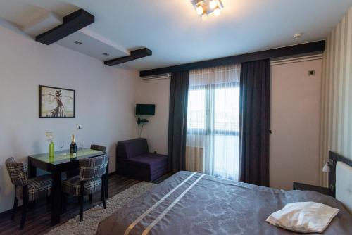 King Studio with Sofa Bed
