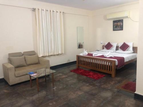 KSTDC Hotel Mayura Pavithra Yediyur - Byaladkere