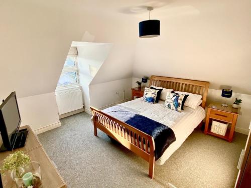 Picture of Penthouse Apartment, Moments From Beach And Town, On Site Parking, Fast Wifi, Sleeps Up To 6, Rated
