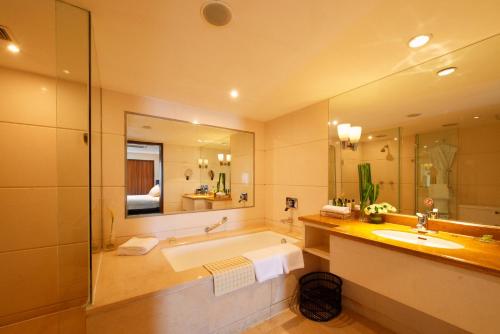 Bathroom, GUO JI YI YUAN HOTEL in Beijing