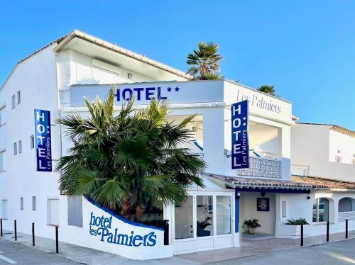 Hotel Les Palmiers En Camargue