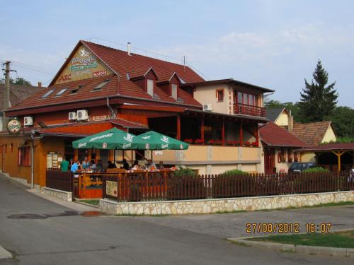 Tavi-feszek Fogado in Bank