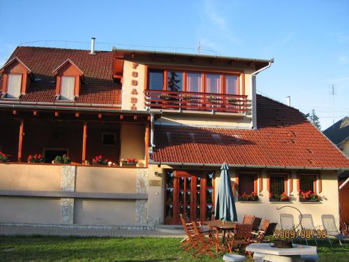 Tavi-feszek Fogado in Bank