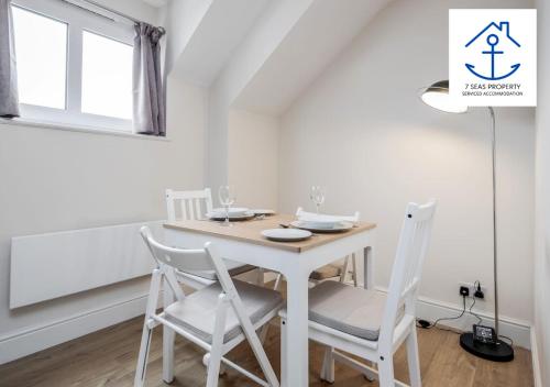 Luxury 1 Bed Snug Central by 7 Seas Property Serviced Accommodation Maidenhead with Parking