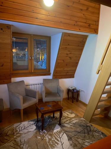 Apartment with Mountain View