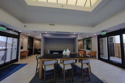 홀리데이 인 익스프레스 & 스위트 산타 클라라-실리콘 밸리 바이 IHG - 숙소 외관