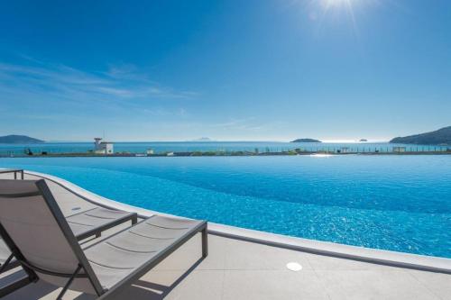 Apartamento maravilhoso com piscina e vista mar Mirante Home Club