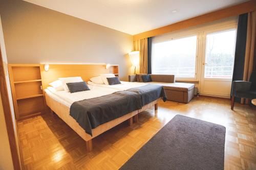 2 twin beds, 1 sofa bed