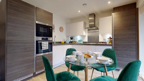 Luxury 2 Bed Apartment with Parking near London