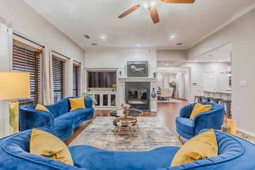 Luxury Spacious Home in North Garland perfect for all group types w Pool home