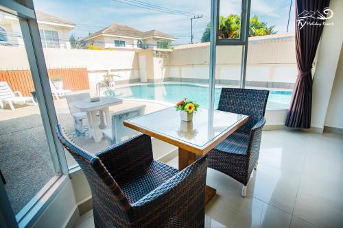 Pattaya TY Holiday Resort 3-Star Hotel pool