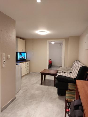 Newly Renovated 2 Bedrooms Apartment - Walking distance to Everything in Moss in Мосс