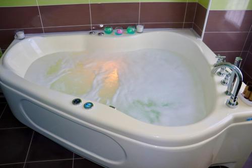 Hot tub, L'incontro in Trinitapoli