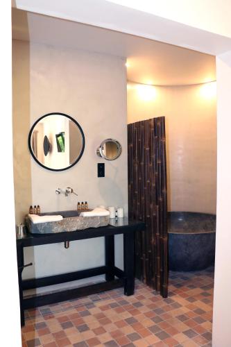 L'Amourier en Cévennes, suites romantiques avec Jacuzzi privatif ou baignoire ronde Terrazzo (L'Amourier en Cevennes, suites romantiques avec Jacuzzi privatif ou baignoire ronde Terrazzo) in Saint-Hippolyte-du-Fort