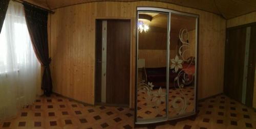 1 queen bed, 1 double bed