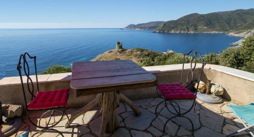 Coin de paradis vue dominante sur mer, montagne et tour génoise avec jacuzzi