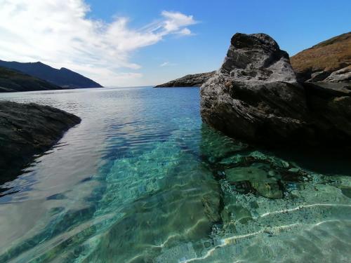 Coin de paradis vue dominante sur mer, montagne et tour génoise avec jacuzzi