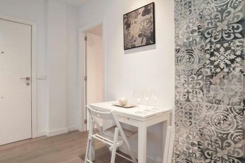 Moderno apartamento en Plaza Merced - Tap to explore photos
