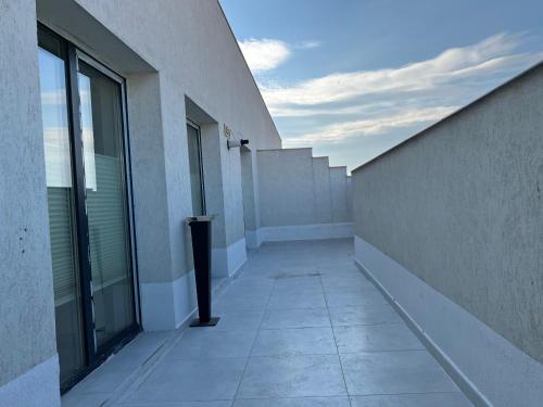 Stunning 2-Room Penthouse with Lakeview W11