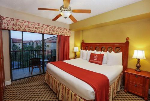 a bedroom with a large bed and a large window, STUNNING CONDO NEAR UNIVERSAL STUDIOS in Orlando (FL)
