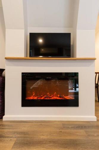 Glenfern English Cottage, historic and elegant, individual Self-Contained Apartment plus breakfast