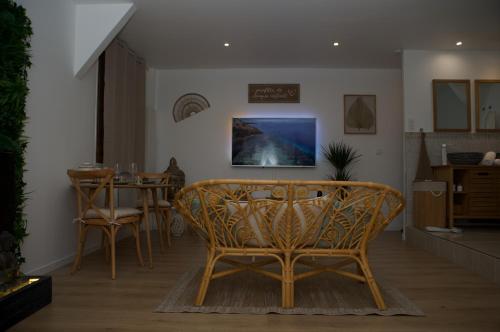 Shared lounge/TV area, PARENTHESE LOVE - Bali Mon Amour Suite Balneo SPA Proche Orly-Paris in La Ville-du-Bois