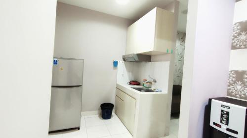 Cozinha, Sentul Tower Apartment by Kozy Room in Bogor