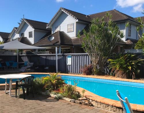 สระว่ายน้ำ, Avlon Gardens Motel in บาลลิน่า