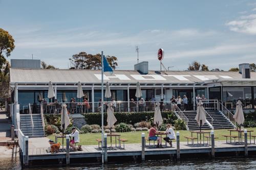 ห้องอาหาร, Mountford Cottage in เมตุง