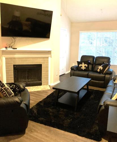 Luxury Buckhead NFL-Themed Vac Home 2BR w loft 2BA