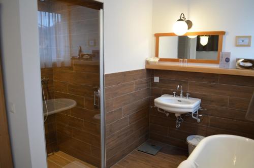 Classic Rooms by Carlton-Europe Vintage Adults Hotel - image 7