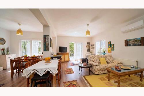 Charming Large Villa. Ideal For Family Breaks