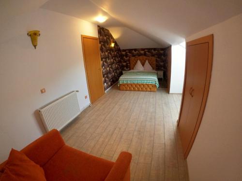 1 king bed, 1 double bed