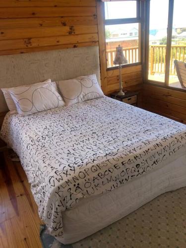 Adorable 2 bedroom seaside vacation home in Kleinmond