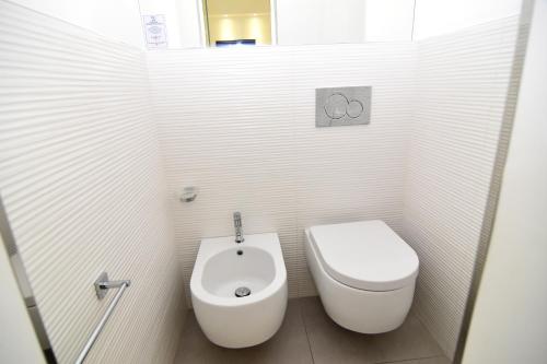 Deluxe Double Room with Side Sea View image 10