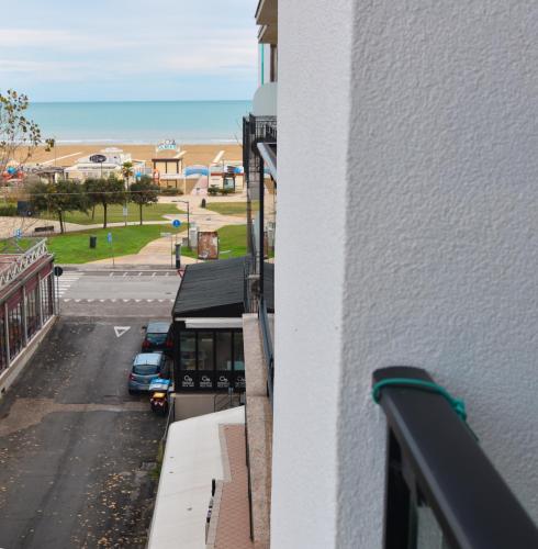 Deluxe Double Room with Side Sea View image 9